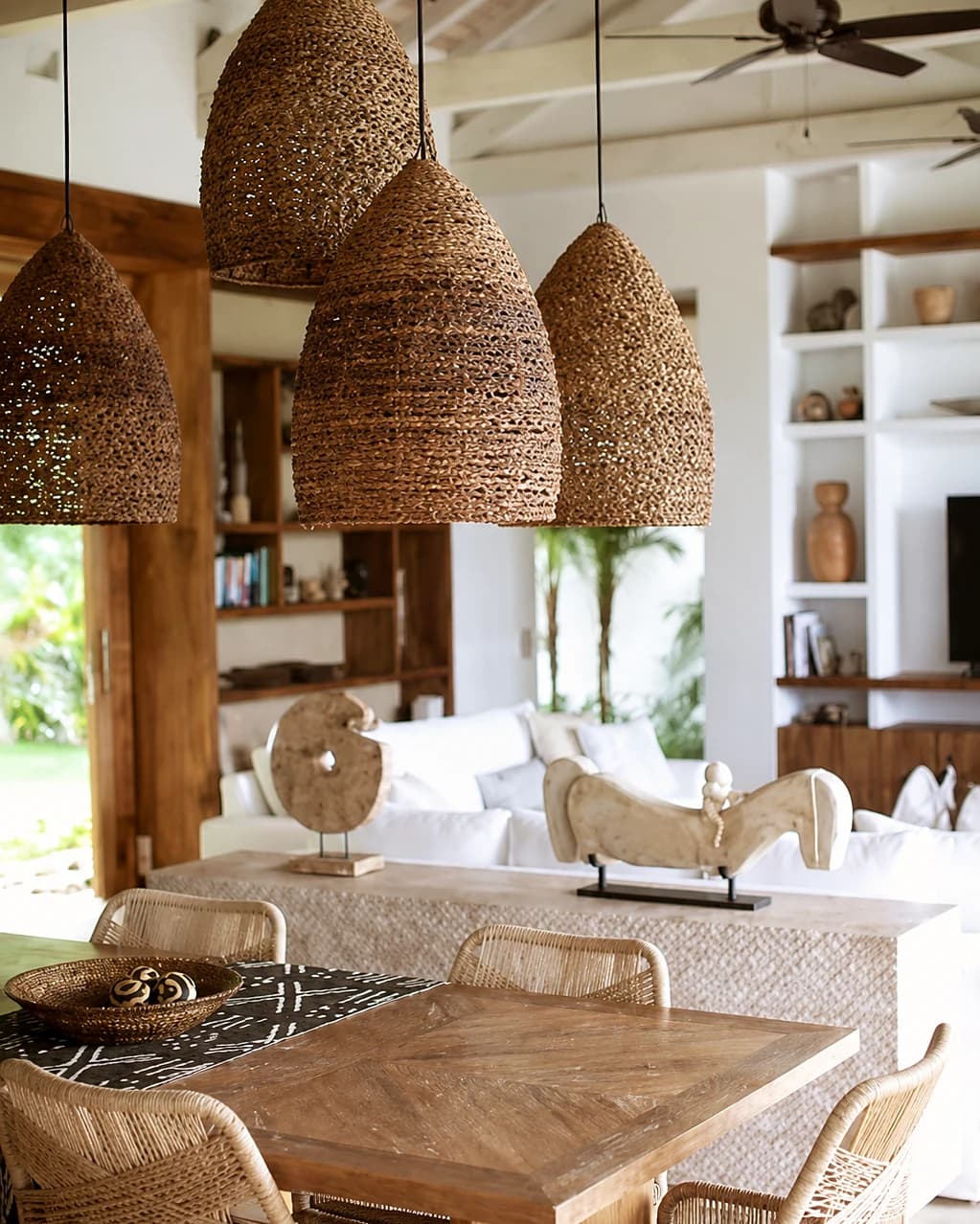 Comedor con lámparas colgantes tejidas y sillas en cuerda