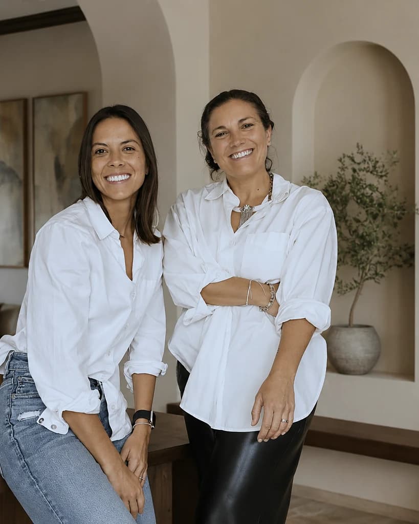 Luisa y Victoria, fundadoras de Cumbre, en una de sus casas